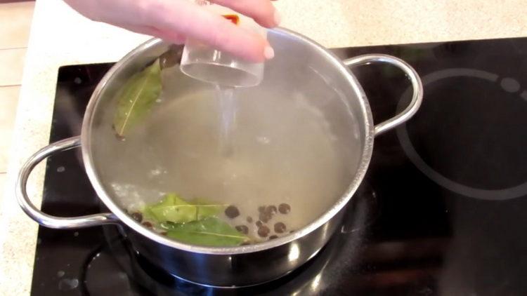 Fügen Sie Essig hinzu, um zu kochen