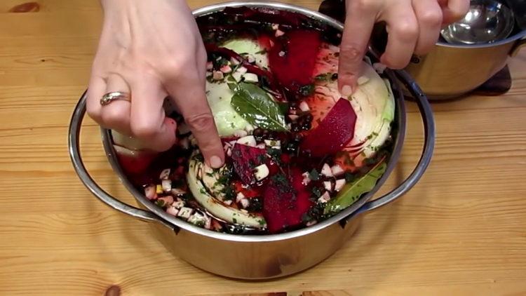 Um das Gericht zuzubereiten, gießen Sie das Gemüse mit Salzlake