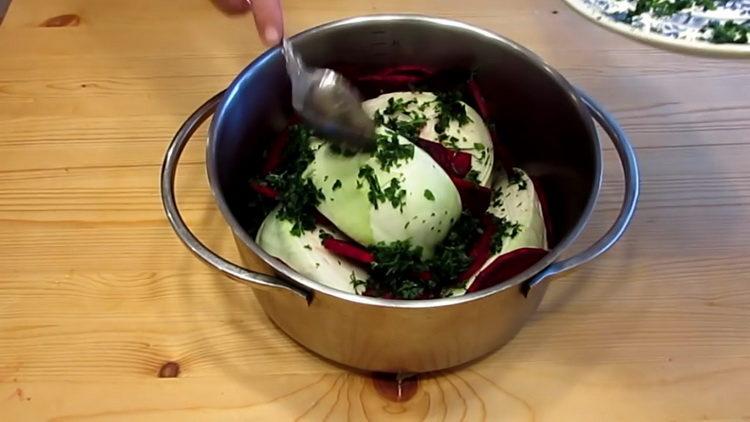 Fügen Sie Grüns hinzu, um zu kochen