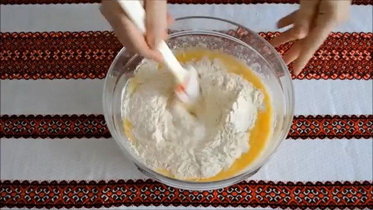 Tamizar la harina para cocinar