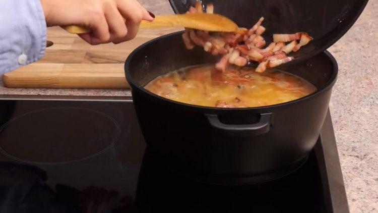 Combinați ingredientele pentru gătit.