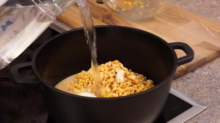 Turnați apă pentru a găti