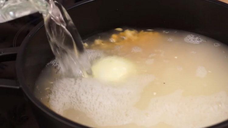 Adăugați ceapa pentru a găti