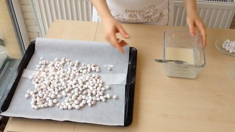 Pune fructele de padure pe o foaie de copt pentru a face un desert.