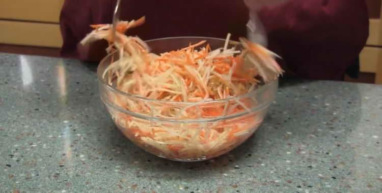 posuňte zeleninu do hluboké mísy a promíchejte