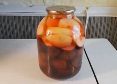 Köstliche gedämpfte Pflaumen und Äpfel