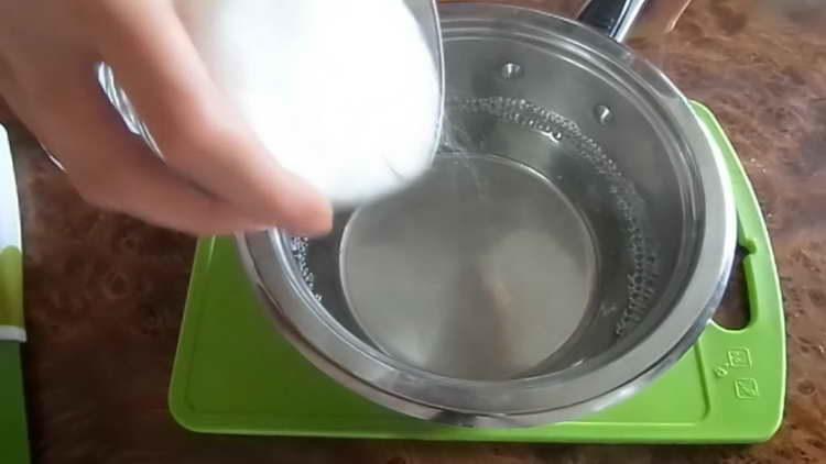 verser le sucre dans l'eau