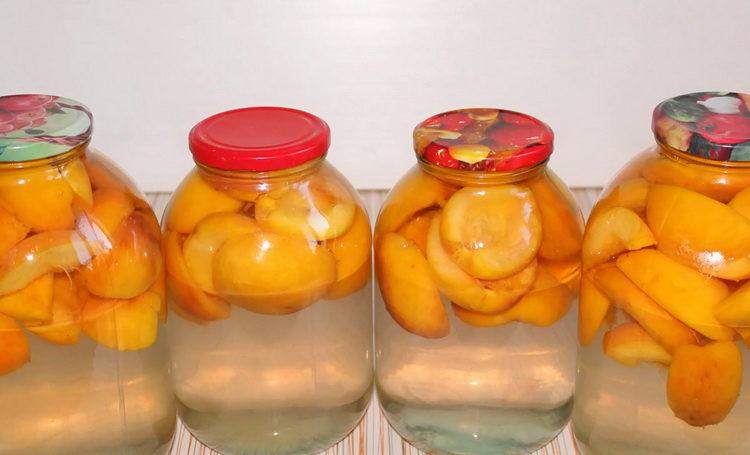 Compota de pêssego deliciosa e perfumada está pronta