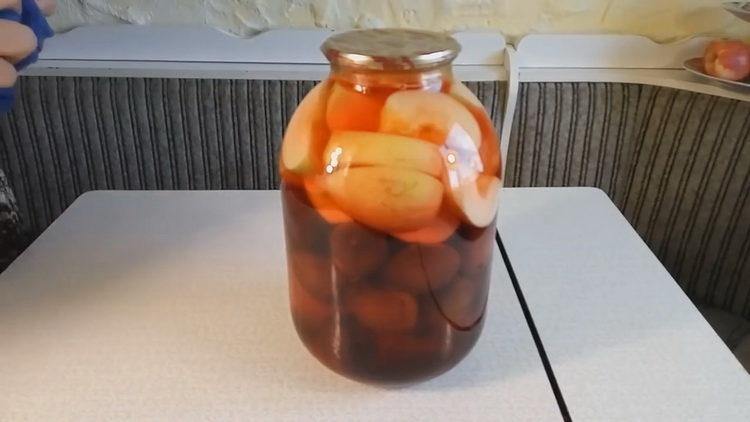 Köstliche gedünstete Pflaumen und Äpfel