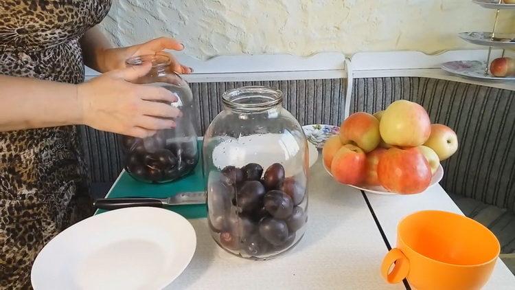 Kochkompott aus Pflaumen und Äpfeln