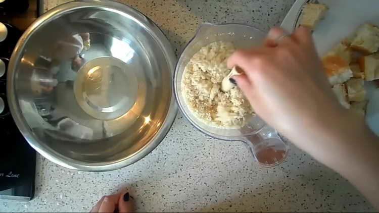 moler el pan en migajas