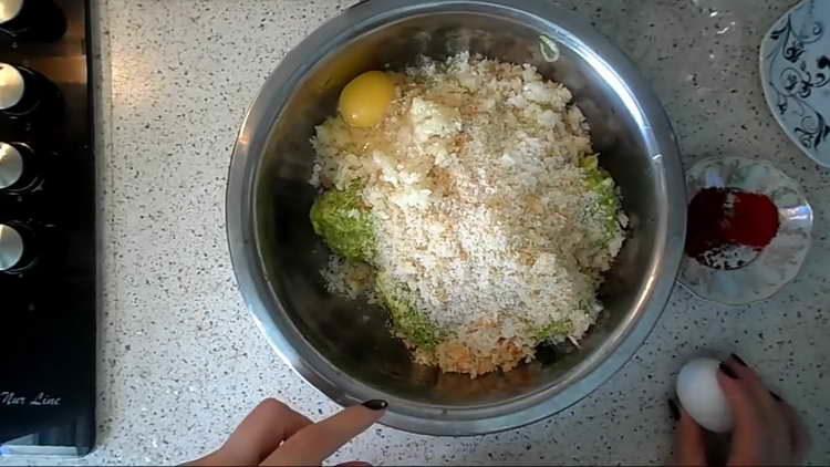 agregue migas de pan al calabacín