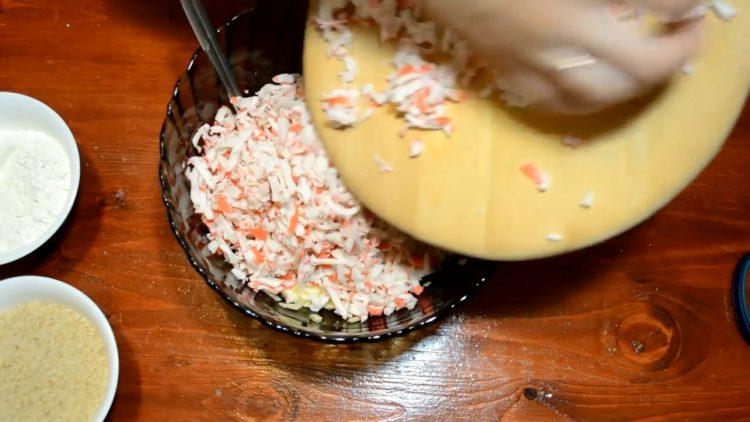 За готвене изрежете раци от пръчици