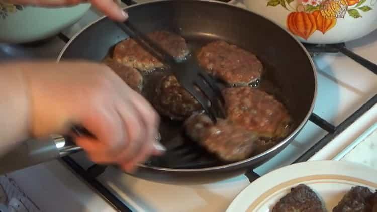 Mélangez les ingrédients pour cuisiner.