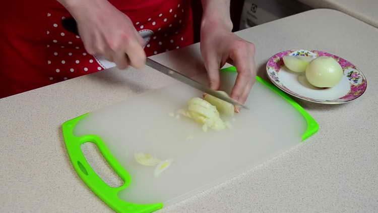 hacher finement l'oignon