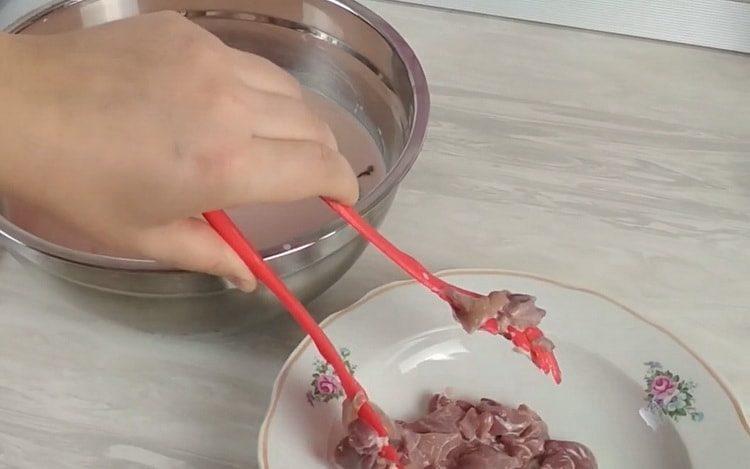 Hühnerleber in saurer Sahne die Leber vorbereiten