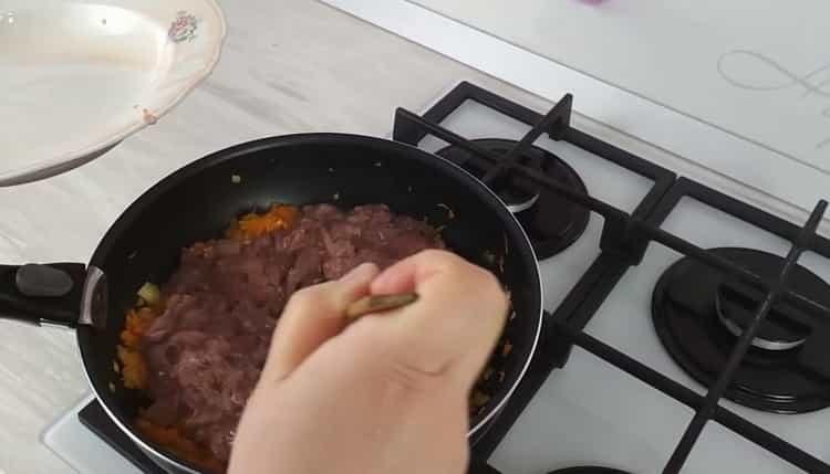 Hühnerleber in saure Sahne einrühren