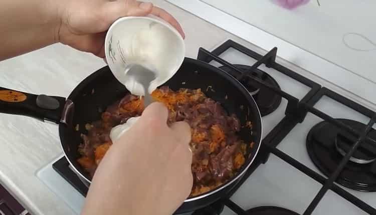 Hühnerleber in Sauerrahm Sauerrahm hinzufügen