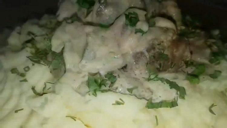 задушен пилешки дроб в заквасена сметана е готов