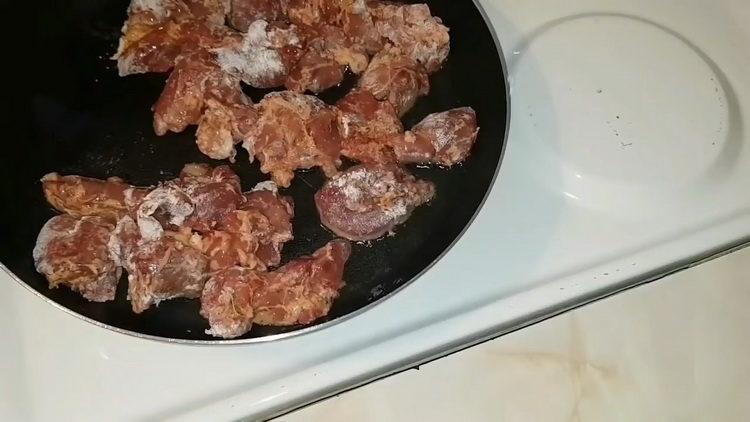 Смесете съставките за готвене.