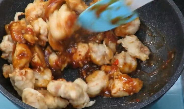 Amestecă ingredientele pentru a găti.