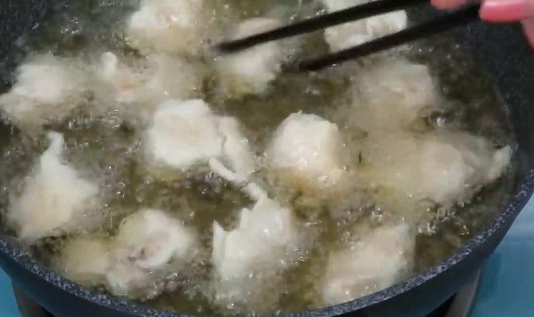 Pentru a găti, prăjiți carnea