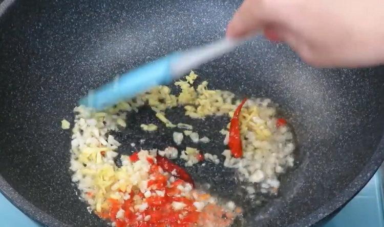 Amestecă ingredientele pentru a găti.