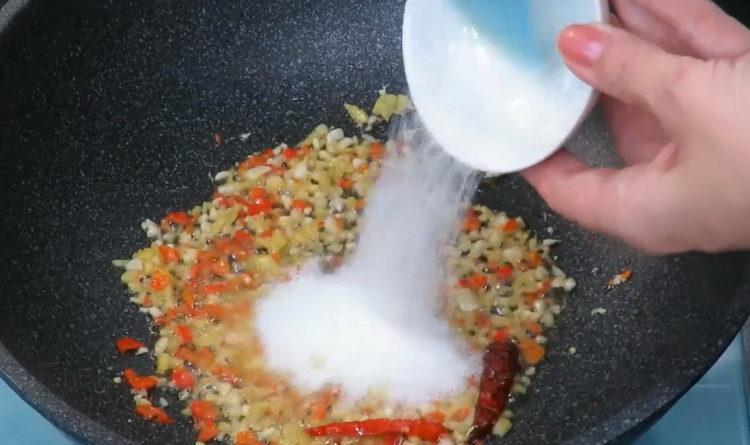 Adăugați zahăr pentru a găti