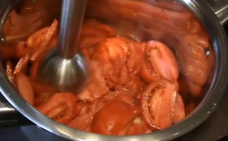 Cuisson du lecho avec des oignons