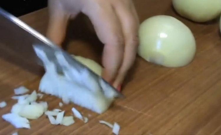 Pour faire cuire le lecho, hachez l'oignon