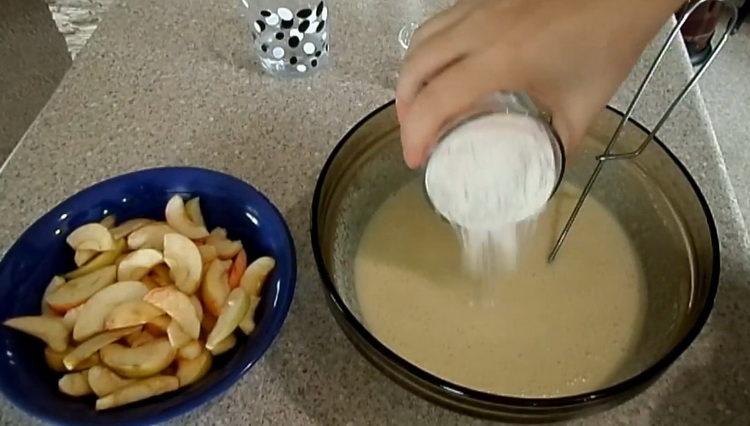 Peneire a farinha para cozinhar