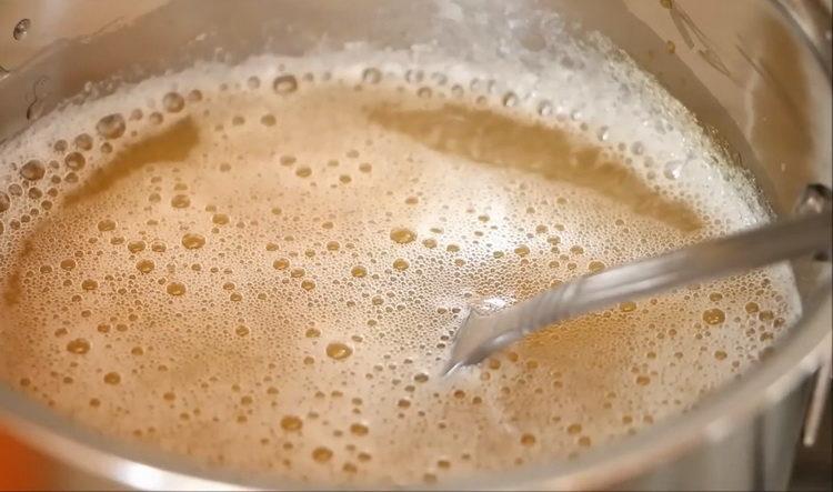 Dissolve gelatin upang makagawa ng dessert