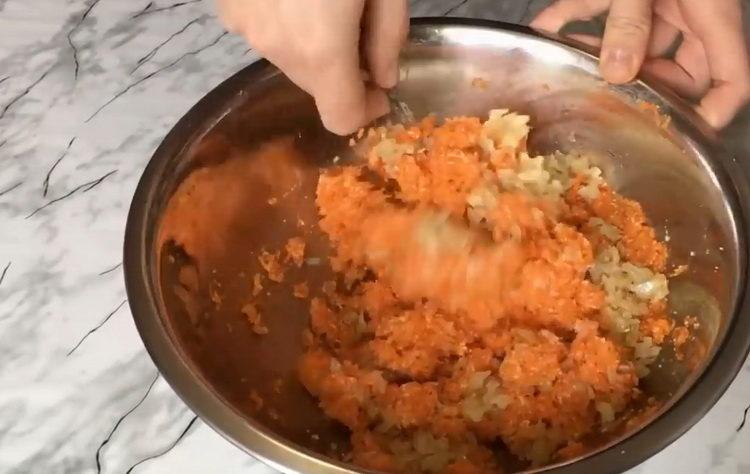 braten und Zwiebel zum Hackfleisch geben