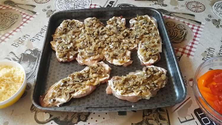 Per preparar el plat, poseu els bolets a la planxa