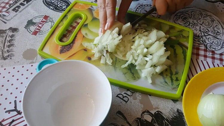 Per cuinar, picar la ceba