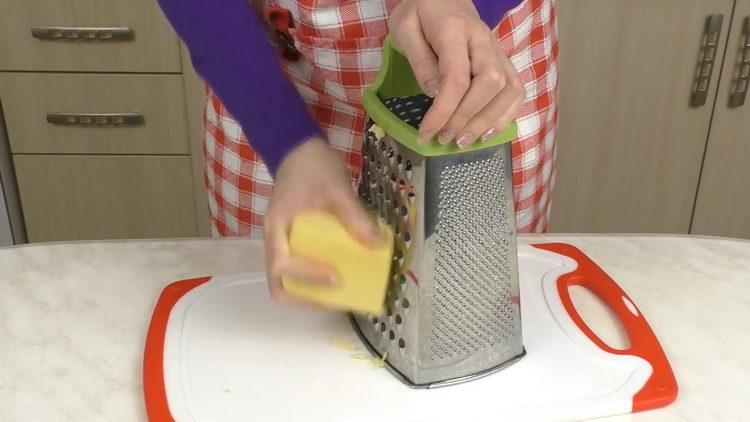 Настържете сирене, за да готвите