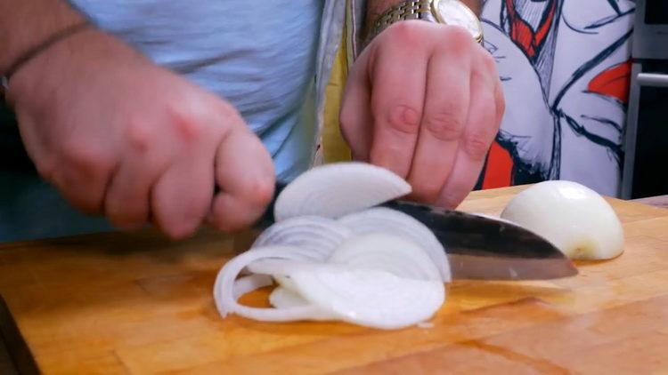 За да готвите, нарязвайте лука