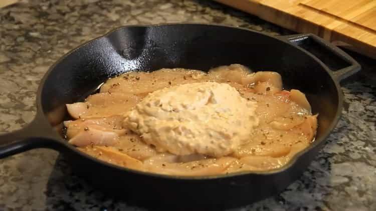 Сложете соса да се готви