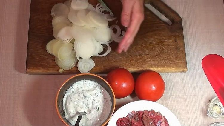 За да готвите, нарязвайте лука