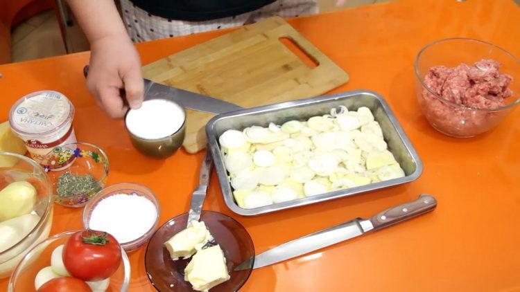 Изсипете мляко в тигана, за да приготвите ястието