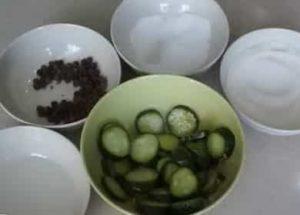 Pepinos picantes para o inverno de acordo com uma receita passo a passo com uma foto