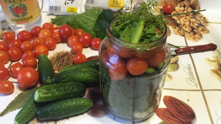 сложете доматите в буркан