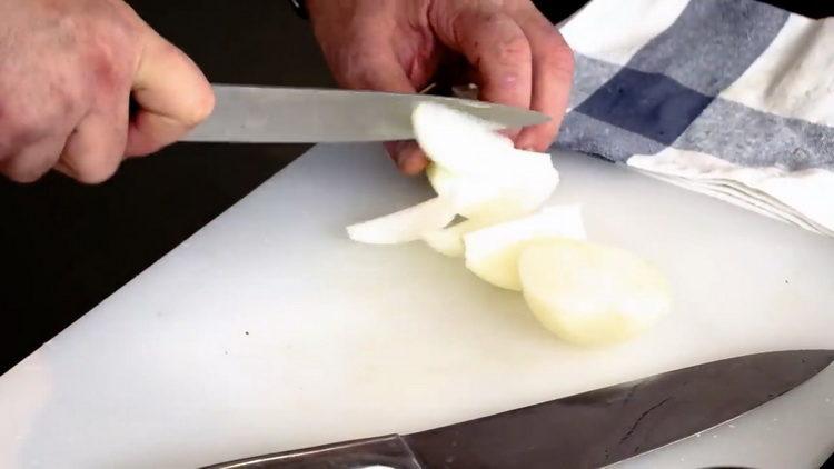 קוצצים את הבצל