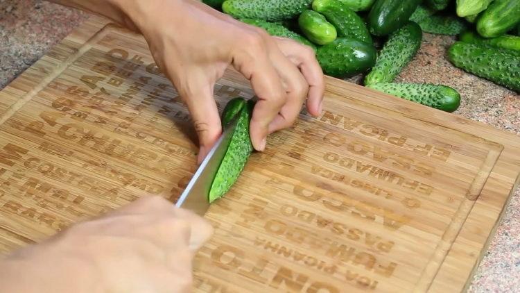 Готвене на краставици с чесън за зимата