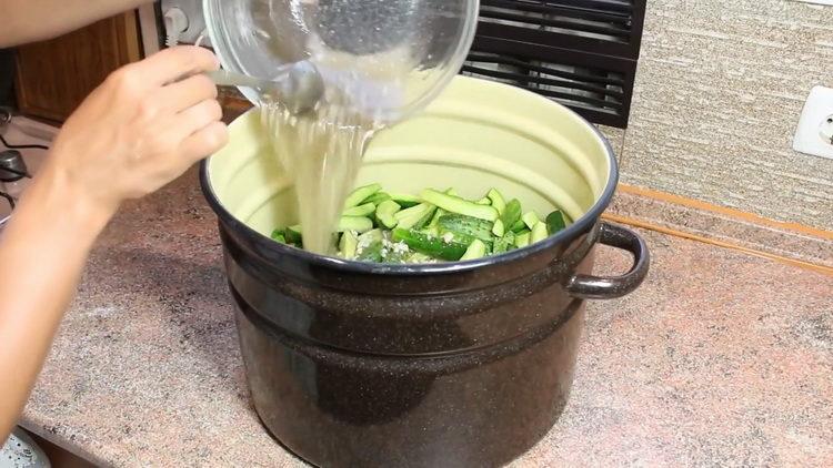 изсипете краставици със саламура