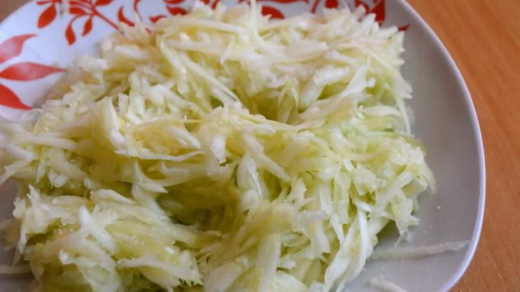 Madlavning af pandekager fra zucchini med hakket kød