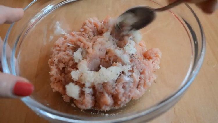 tilsæt krydderier til hakket