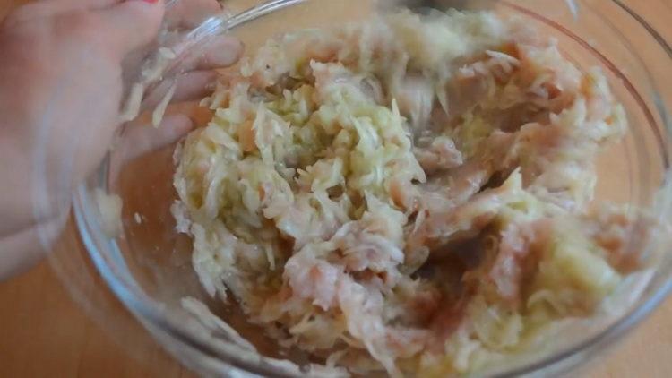 bland courgette og hakket kød