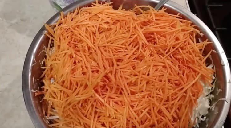 Agrega las zanahorias al repollo.