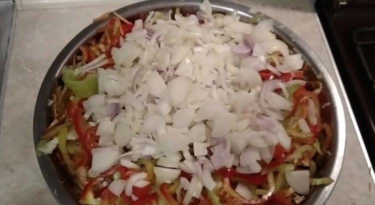 Agregue la pimienta y la cebolla a un tazón con repollo y zanahorias.